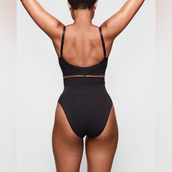 SKIMS NWOT Seamless Sculpt Bralette in Onyx - Picture 5 of 12